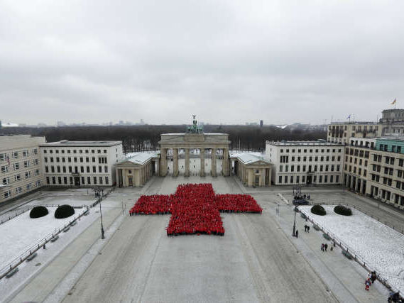 Jubiläum 150 Jahre DRK: Rotes Kreuz vor dem Brandenburger Tor in Berlin